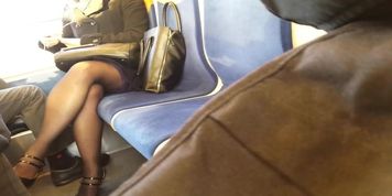 jolies jambes dans le RER C sexy legs in the train