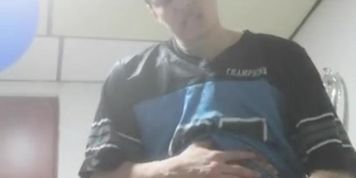 Un saludo para Ross mientras hago K&aacute;rate masturbo mi Polla 