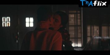 Britne Oldford Lesbian Scene  in Dead Ringers