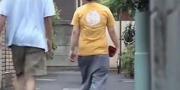 Street sharking with woman in jeans shorts 