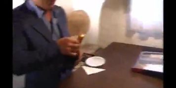 Delante de la hija