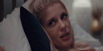Charlotte masturabte besides Sophie (Charlotte Stokely, Sophie Sparks)