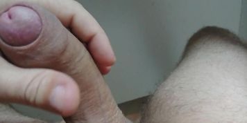 Solo en casa masturbandome mi pene erecto hasta correrme