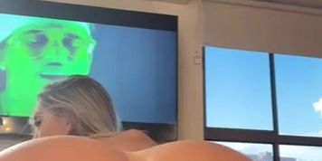 BIG ASS RIDING BIG DILDO