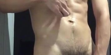 Chico hetero se hace una paja y se Deslecha despu&eacute;s del gym.