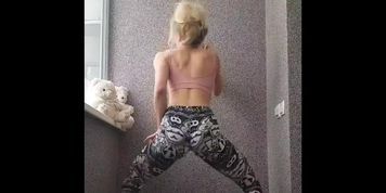 Blonde sexy twerk