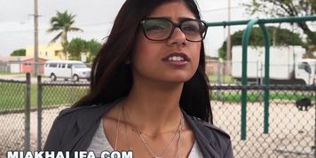 MIA KHALIFA - Sexo inter-racial com garota &iuml;&iquest;&frac12;rabe triste e caras afro-americanos bem dotados (Charlie Mac, Rico Strong, Sean Lawless)