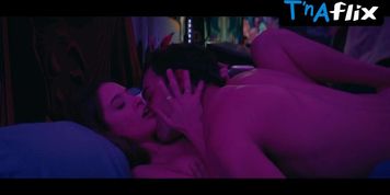Maria Pedraza Sexy Scene  in Poliamor Para Principiantes