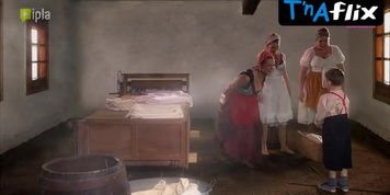 Elzbieta Romanowska Breasts Scene  in Swiat Wedlug Kiepskich