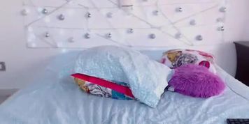 Sexy brunette chicks fucks herself live