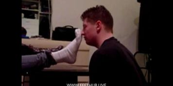 Stinky Feet Worship Slaves (esclavo lame pies apestosos)
