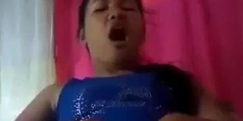 Filipina Kareen Undang 18, Finger Fucks herself, makes her pussy wet!!!