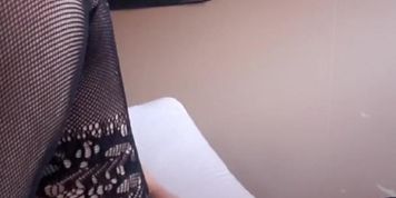 onlyfans mizz666v rubbing my clit til i squirt 