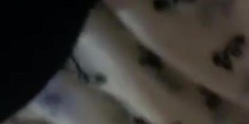 Corrida en la falda de esta puta