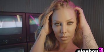 Big ass tattooed MILF model Nicole Aniston exposed amazing tits and booty