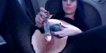 Sluts Daring Wank in back of her Car  - video 1