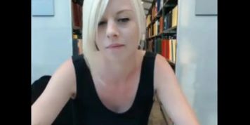 dirty blonde makes her pussy messy