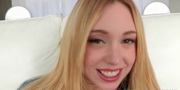 Amateur teenager enjoys a rimjob