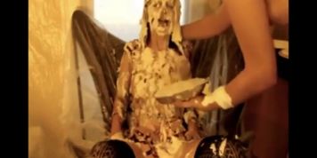 Gorgeous woman pied