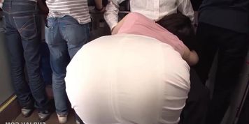 【Audio Story】Admiring her seductive butt in line