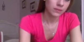 Hot girl lives show ing off big booty on cam