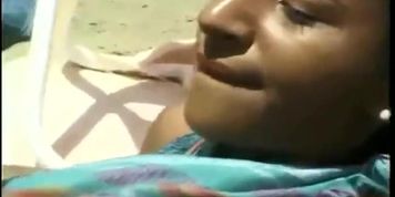 Mulata rabuda  gostosa  gemendo  e gozando dando a bucetinha e o cusinho bem gostoso na praia