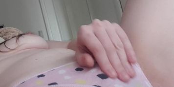 Rubbing my teen pussy until I cum - Onlyfans Tahlia_simms