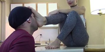 foot sniffing