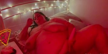 Eliza Allure Stuffs Herself With Cake While Masturbating