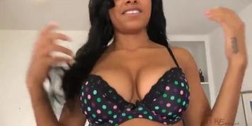 Anya and the HITACHI (Pretty Little)
