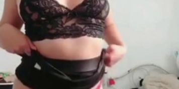 Estresada por el trabajo decido masturbar mi cremoso co&ntilde;o (part. 1)