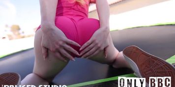 Une Milf Blanche Sexy Se Tortille Et Saute Pour Une Grosse...