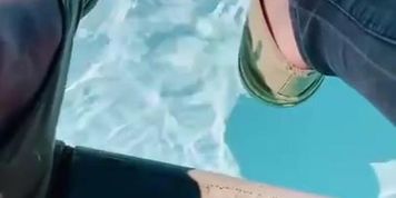 Je joue avec mes chaussures devant la piscine