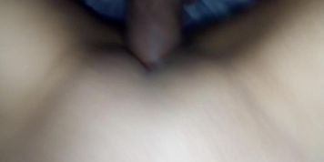 Novia sexy virgen follada duro por el novio en la habitaci&oacute;n de sus padres