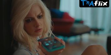Viktoriya Manturova Sexy Scene  in Maldivy Podozhdut (Polina Maksimova)