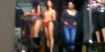 Mujer Bella LunaEn el Tubo dando buen Espectaculo