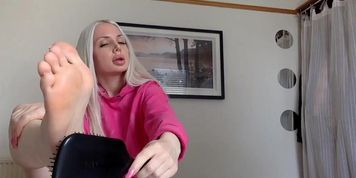 Blonde Barbie Self Tickle Challenge ?