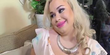 Tea and Plumper (Saskia Squirts)