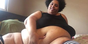 Fat chat and belly play (Larissa Mendes)