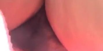 Upskirt sans culotte avec chatte tres poilue