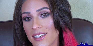 Alt shemale beauty plays with her wang