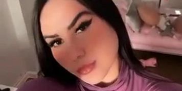 Victoria matosa se exibindo (Viktorina Steel)