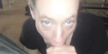 White trash stretching her pussy mouth for BBC