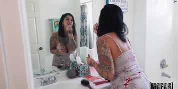 Gorgeous Curvy Girl Azzy Star Gives A Bday Gift