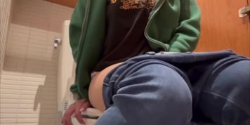 A college student who hasn't had sex with a long-distance bf and can't stand it and masturbates at the store&period;
