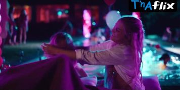 Pommelien Thijs Bikini Scene  in High Tides