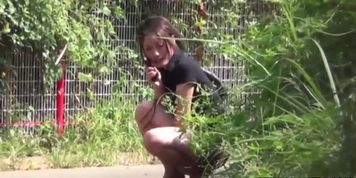 DADDYRAUNCH - Japanese ho pees in park