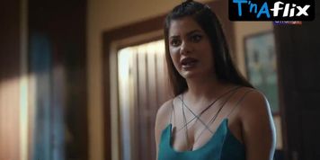 Heena Panchal Sexy Scene  in Koi Jaye Toh Le Aaye