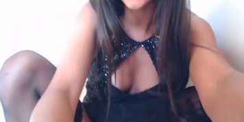 Ragazzina troia in tacchi sega l'amico si fa scopare il culo squirta sotto al tavolo del ristorante