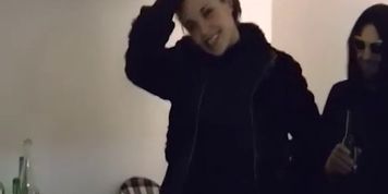 Partouze Extr&ecirc;me Pour Ses 27 Ans ( 1 beurette en cadeau pour son anniversaire )